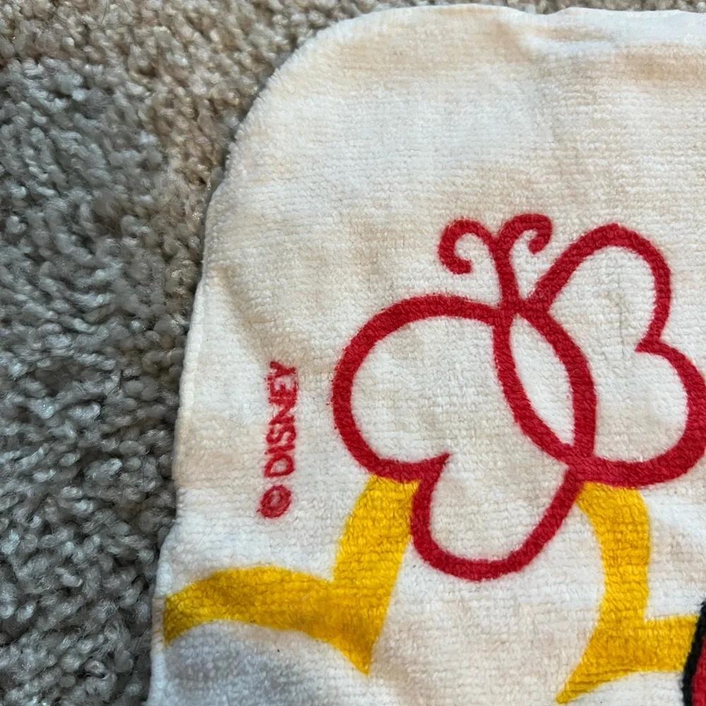 ⚪️DISNEY: Little girl one size, Minnie Mouse theme wash cloth, never used⚪️